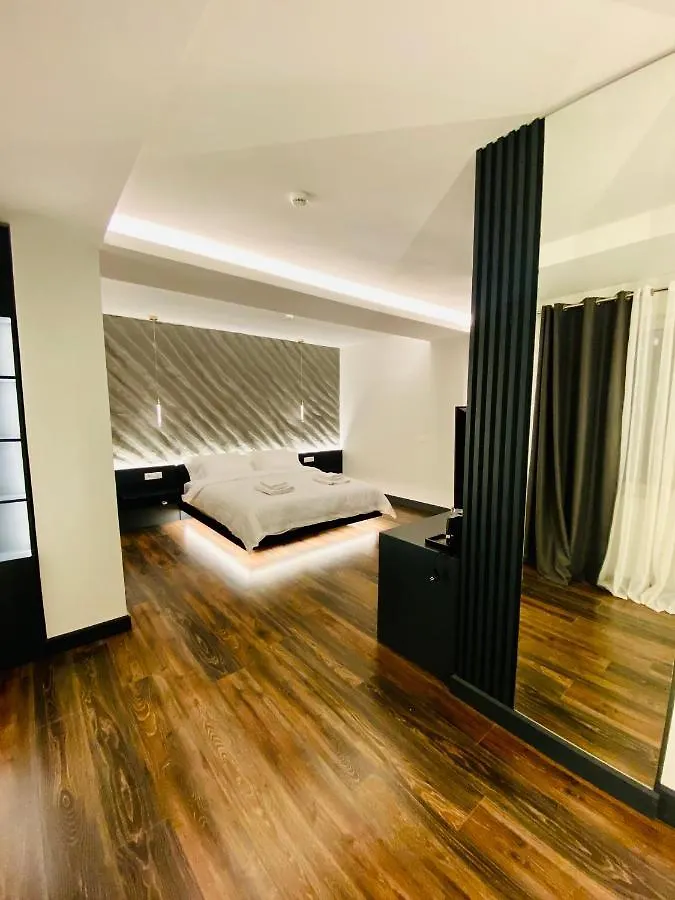 Tirana Central Rooms 0*,