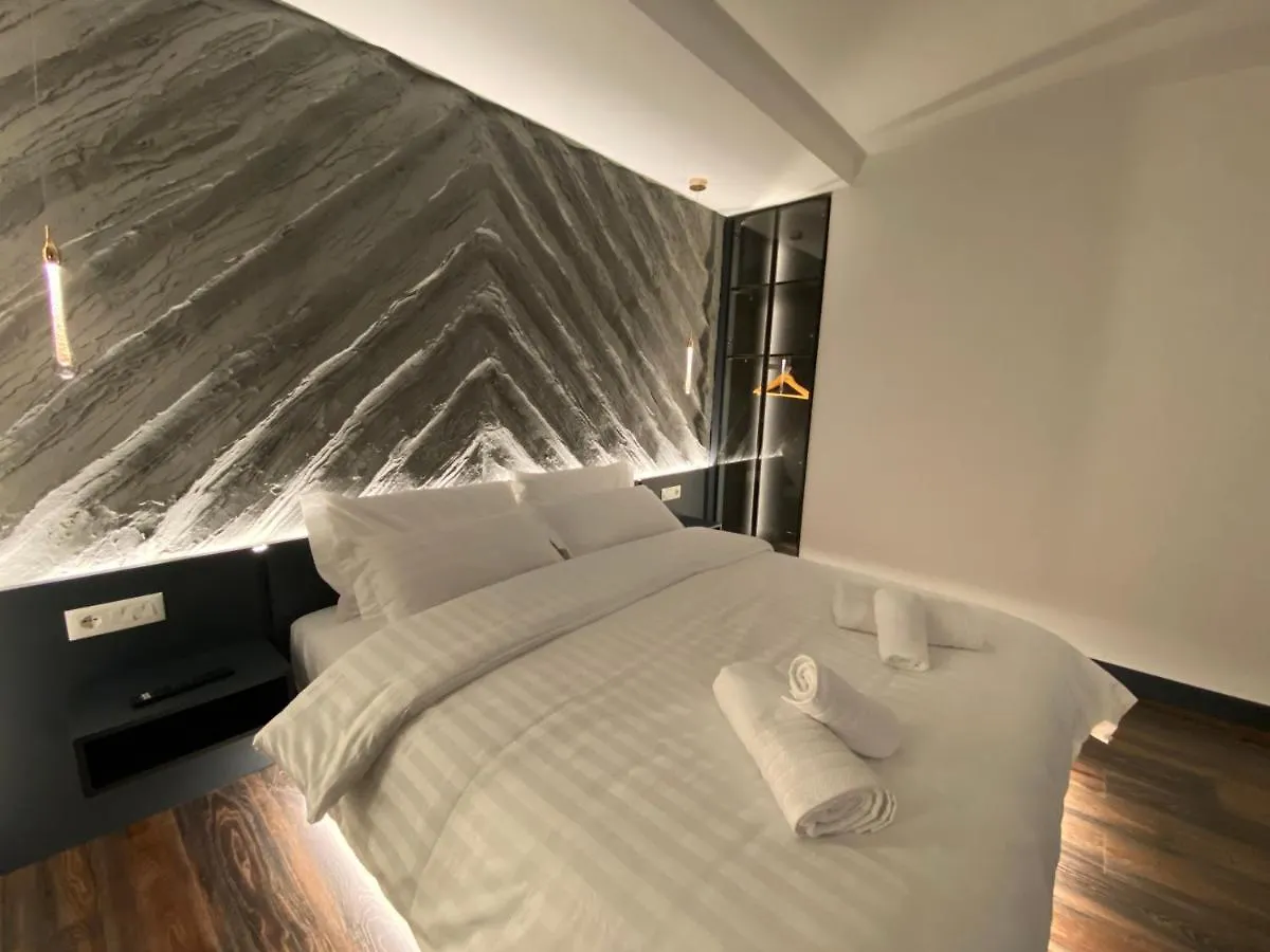 Tirana Central Rooms 0*,