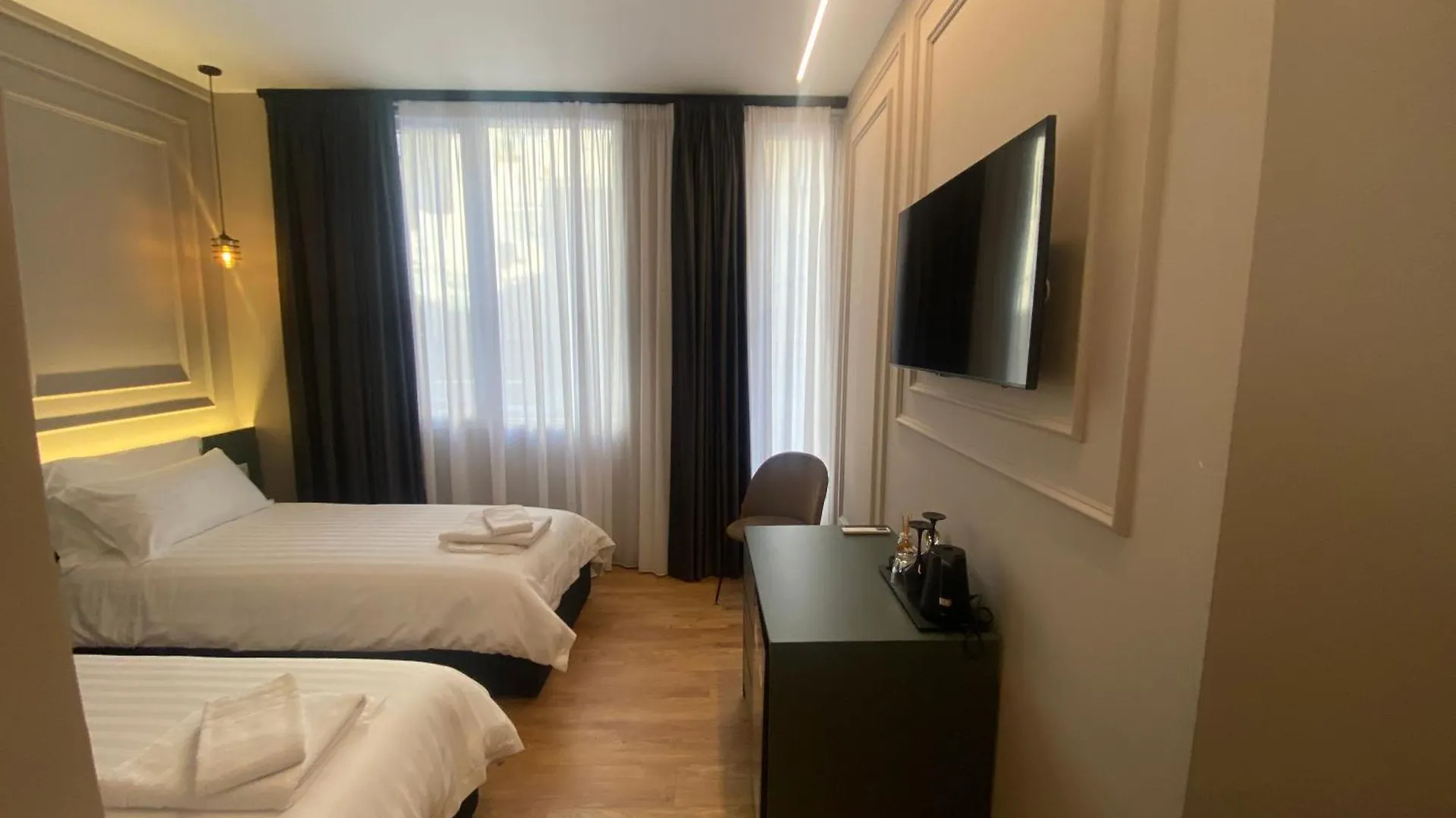 Tirana Central Rooms 0*,